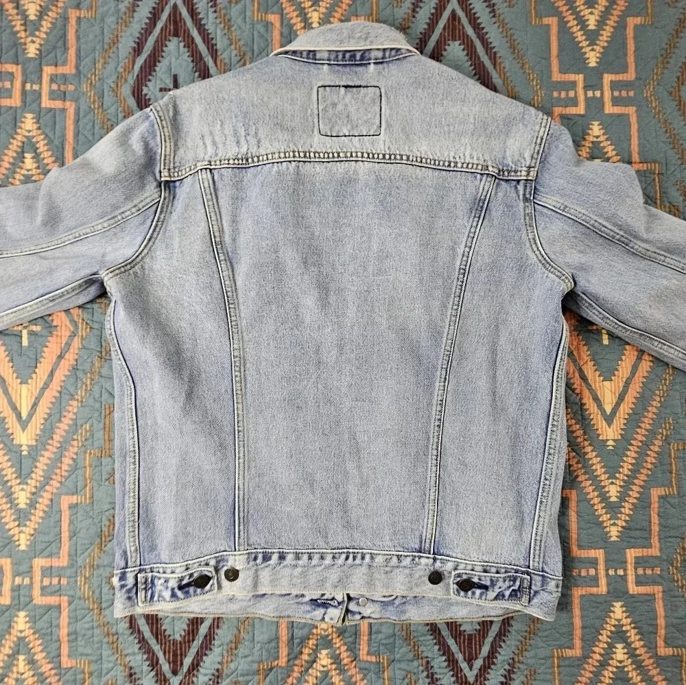Get Ripped Levi's Denim Jacket‎ - Picture 3 of 5